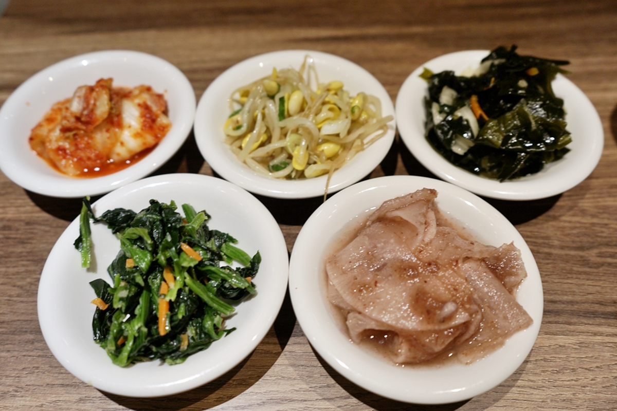 【桃園】北村豆腐家 桃園統領廣場店｜豆腐煲.鐵拌飯.韓料理 多種組合搭配/韓式小菜吃到飽還請你吃霜淇淋，持桃園市民卡免費換炸雞年糕喔。