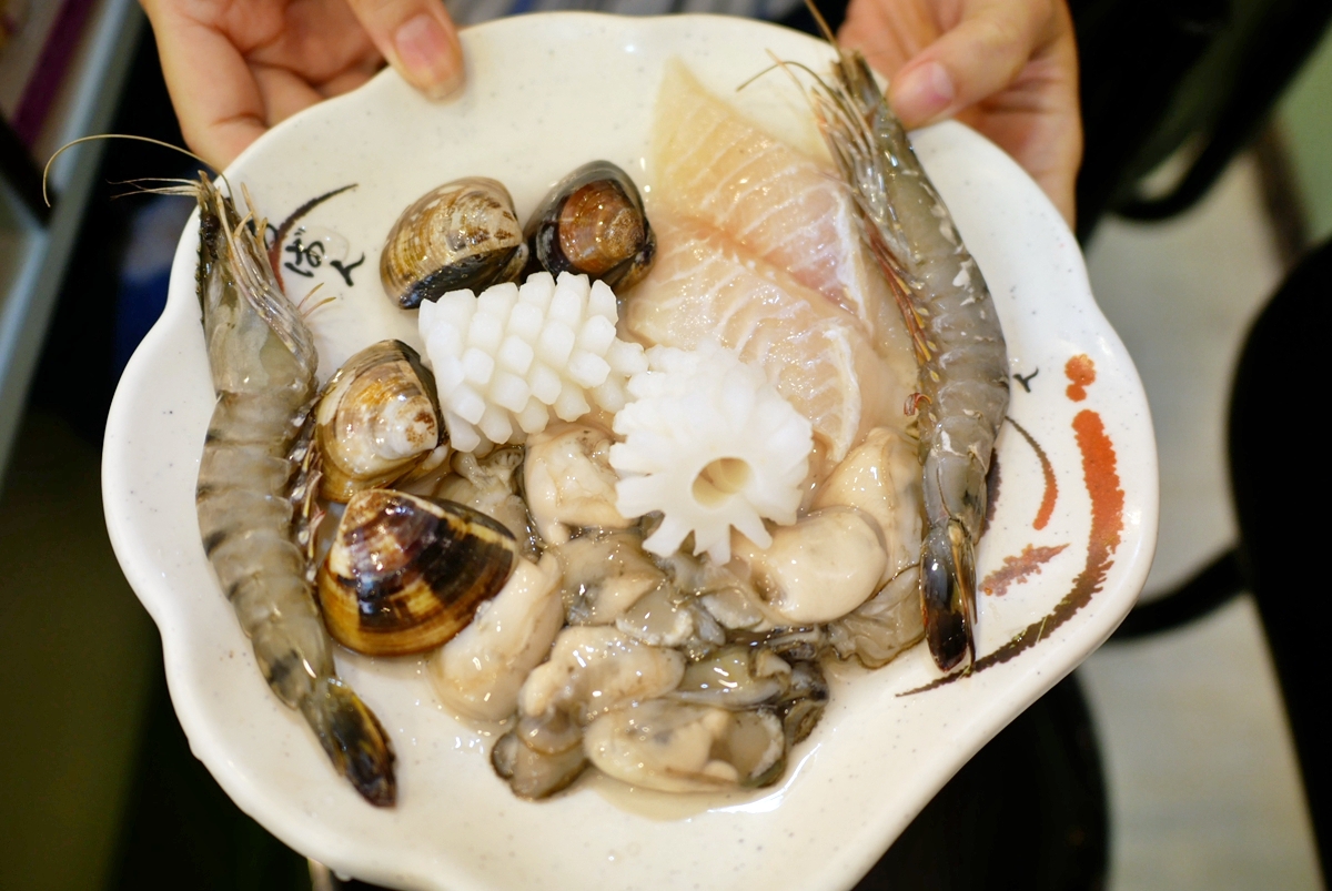 【桃園】 豆豆龍迷你涮涮鍋｜夜貓子最愛 年代感十足的傳統小火鍋。營業到天亮的宵夜美食，很有人情味、食材新鮮還有燒烤可以點！