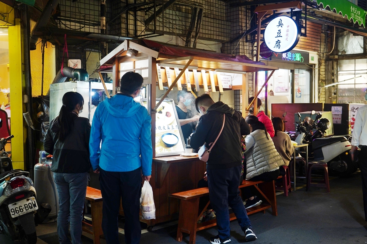 【桃園】 中藥脆皮臭豆腐＆杏仁茶 杏仁豆腐｜桃園觀光夜市內必吃推薦  吃臭豆腐配杏仁茶。