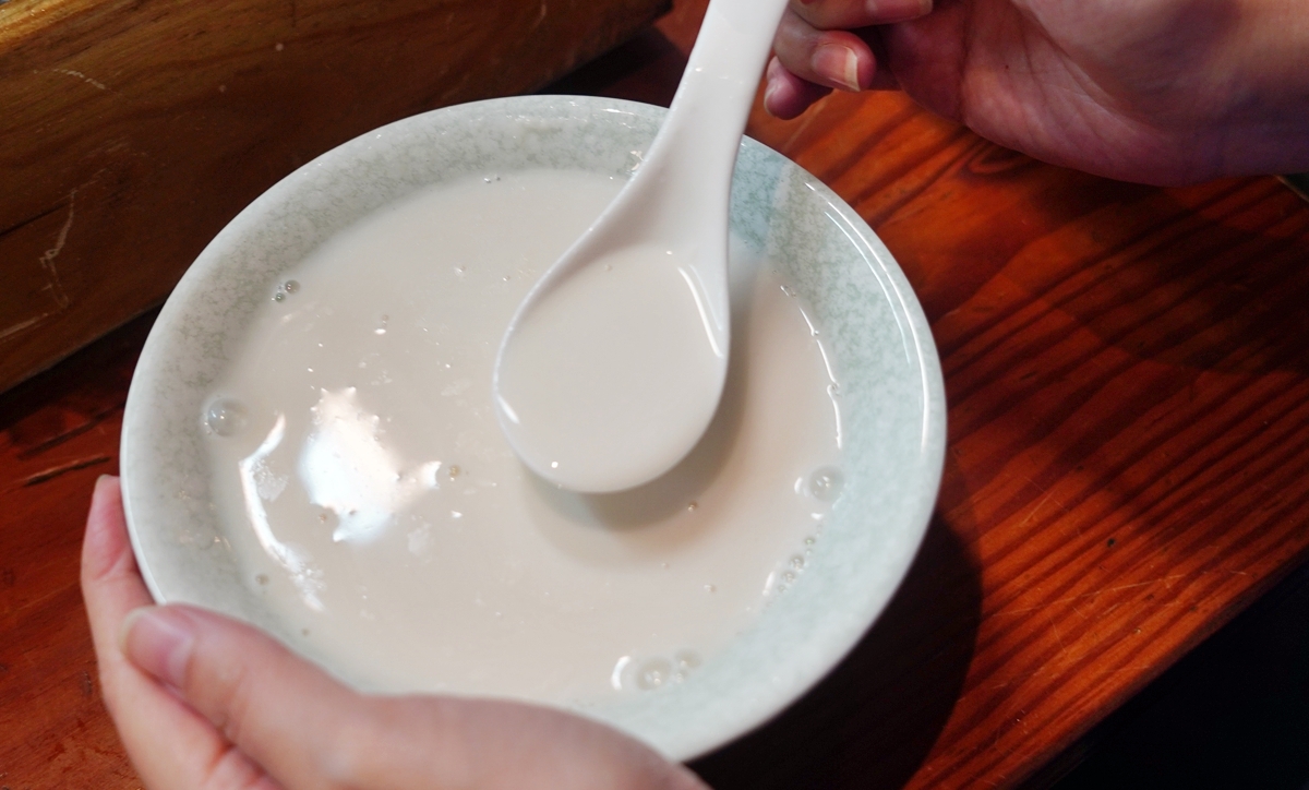 【桃園】 中藥脆皮臭豆腐＆杏仁茶 杏仁豆腐｜桃園觀光夜市內必吃推薦  吃臭豆腐配杏仁茶。