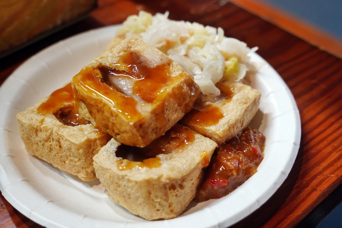 【桃園】 中藥脆皮臭豆腐＆杏仁茶 杏仁豆腐｜桃園觀光夜市內必吃推薦  吃臭豆腐配杏仁茶。