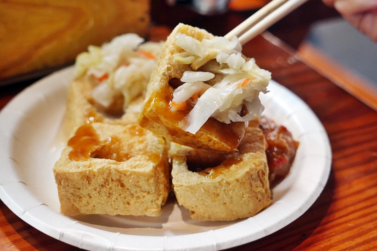 【桃園】 中藥脆皮臭豆腐＆杏仁茶 杏仁豆腐｜桃園觀光夜市內必吃推薦  吃臭豆腐配杏仁茶。