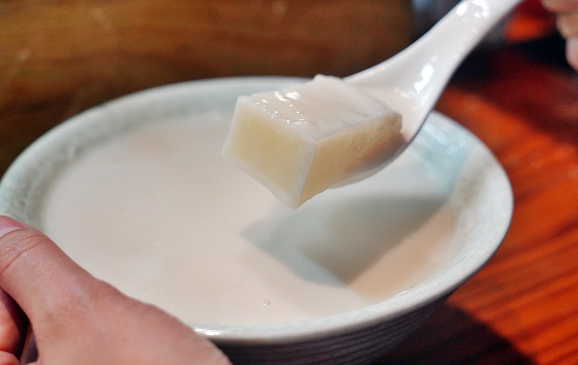 【桃園】 中藥脆皮臭豆腐＆杏仁茶 杏仁豆腐｜桃園觀光夜市內必吃推薦  吃臭豆腐配杏仁茶。