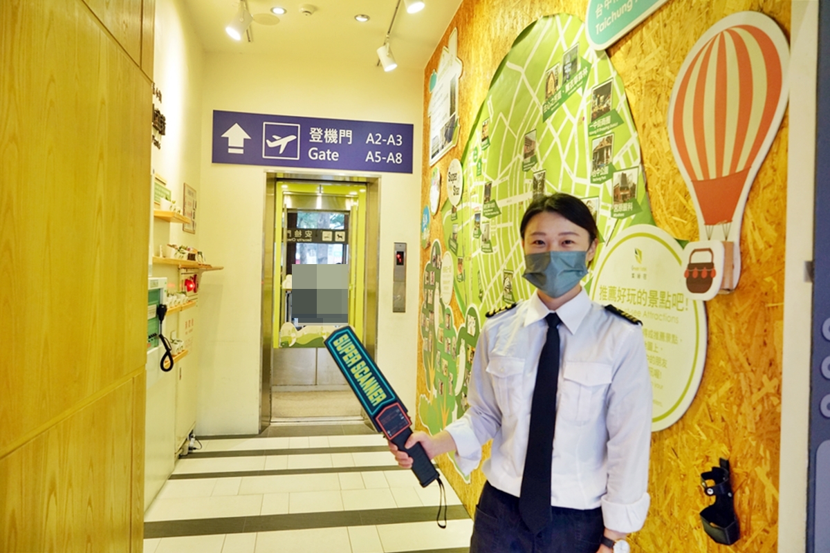 【台中】 逢甲葉綠宿旅館Fengjia Green Hotel｜逢甲夜市旁 步行只要7分鐘，偽出國體驗，飯店人員化身機長與地勤人員送你登機入房，而且還是超平價環保生態旅店。