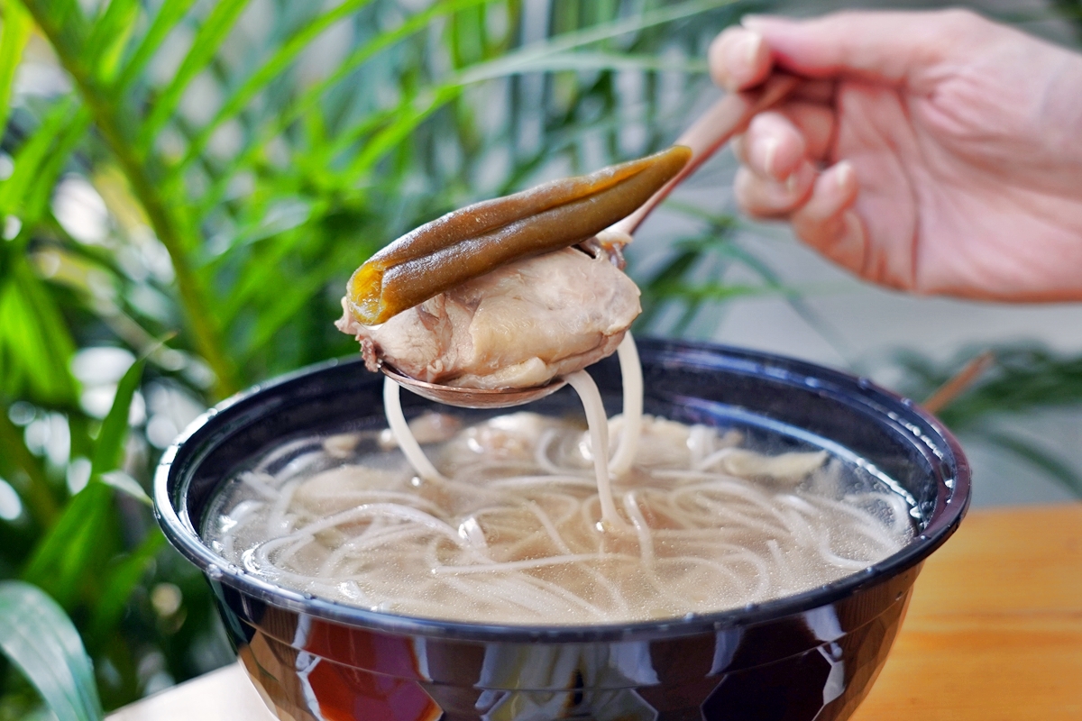 【台中】 狸長村民食堂-煲湯炸雞(精誠店)｜可愛文青風的深夜小食堂，一人就可獨享 吃中藥熬煮秘製煲湯搭配獨門炸雞。