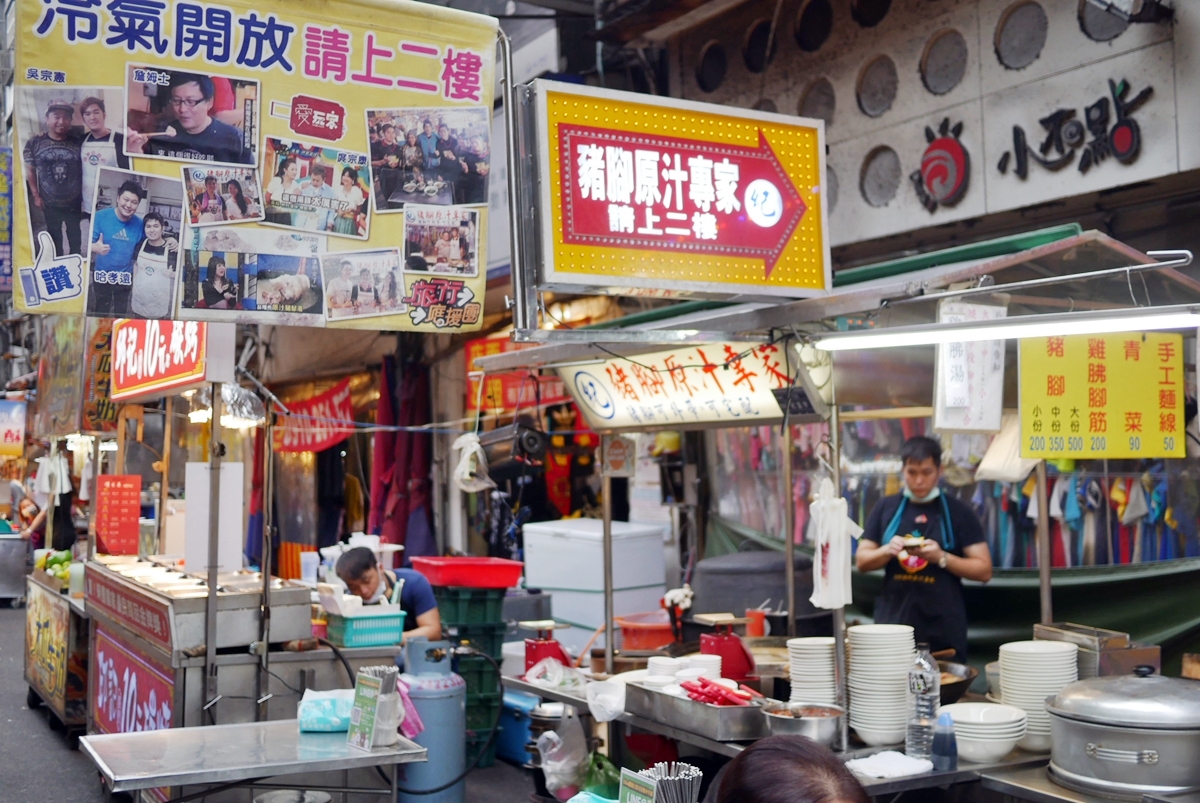 【基隆】 正宗紀家豬腳原汁專家｜廟口夜市必吃推薦，近60年歷史老店 傳承古法堅持原汁原味呈現，Q彈軟嫩 膠質滿滿的乳白色豬腳湯。