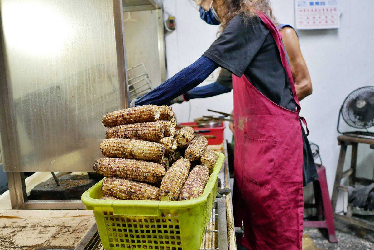 【嘉義】 文化夜市周邊美食 阿婆烤玉米｜古早味炭烤 直接將生玉米烤到熟  從白天等到天黑  評價超高的嘉義必吃烤玉米。