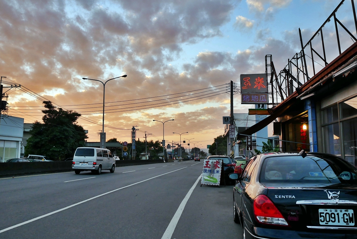 【南投】 草屯 老擔現烤玉米｜在地老店必吃隱藏版，google評價高達4.7顆星。炭火現烤古早味，還有60年傳承 108種香料調製而成的獨家醬料！