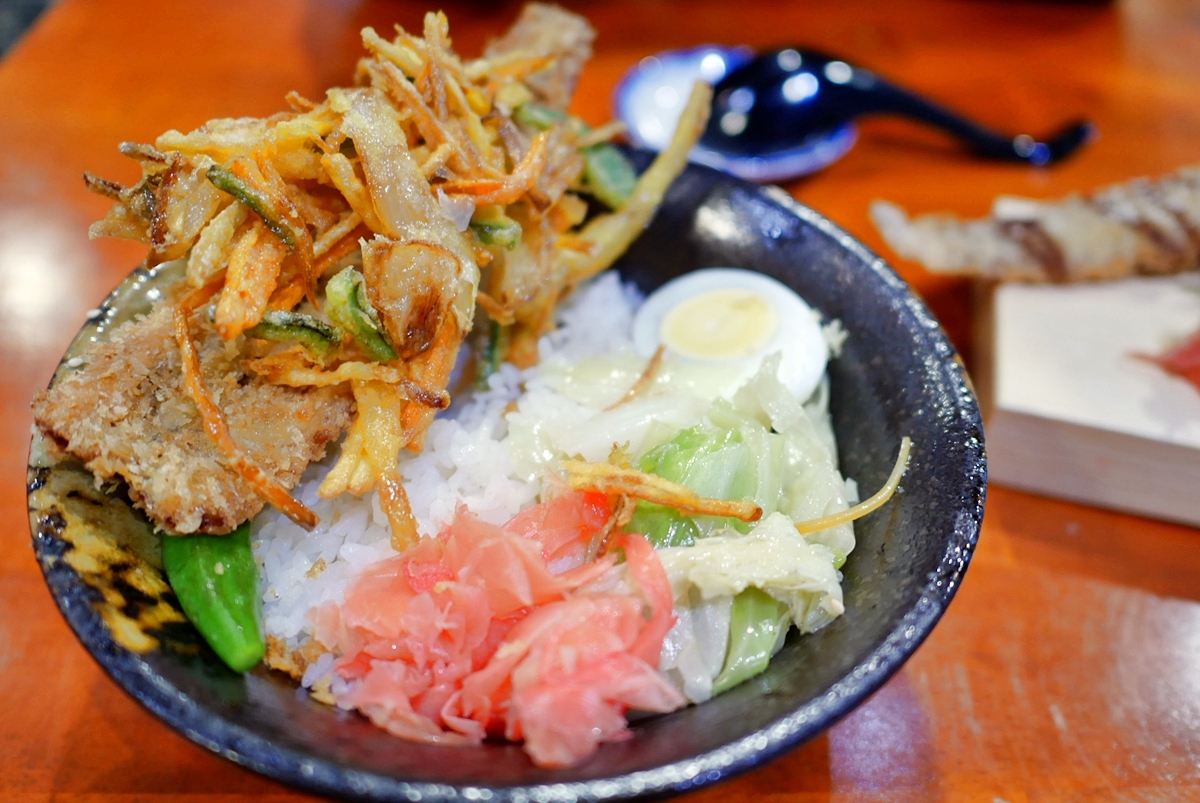 【桃園】 南崁 暮稻食堂 刺身  丼飯  壽司｜平價大份量的日本家庭食堂料理，創意無限 還有加台式肉鬆的毛毛蟲壽司！