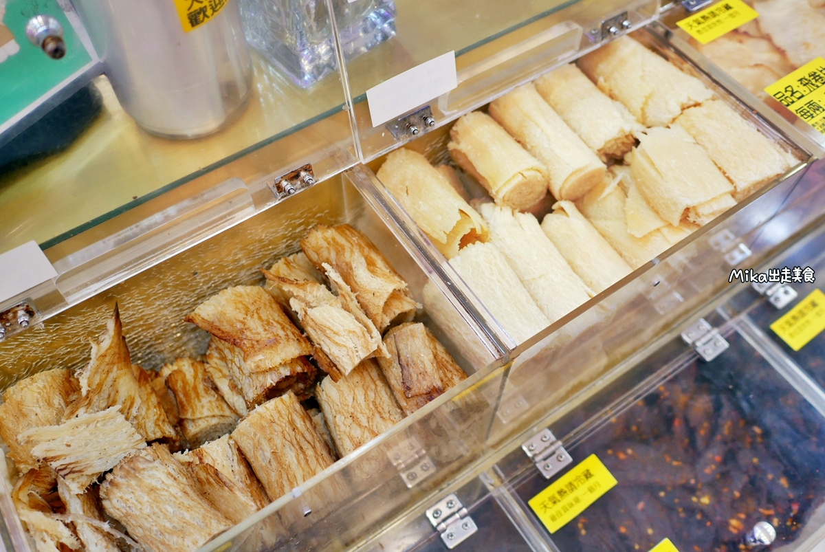 【桃園】 中壢 三陽食品-休閒食品專賣店｜桃園伴手禮 60年老店 古早味自助式秤重買零食餅乾糖果 ，伴手禮部分推薦必買麻辣素蹄筋。