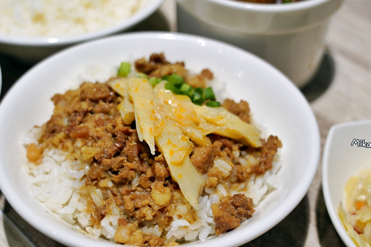 【金門】 雨川食堂 | 這樣很金門 必點高粱肉燥飯＋一條根雞湯，用在地食材顛覆傳統，讓很街頭的小吃也可以懷舊文青。