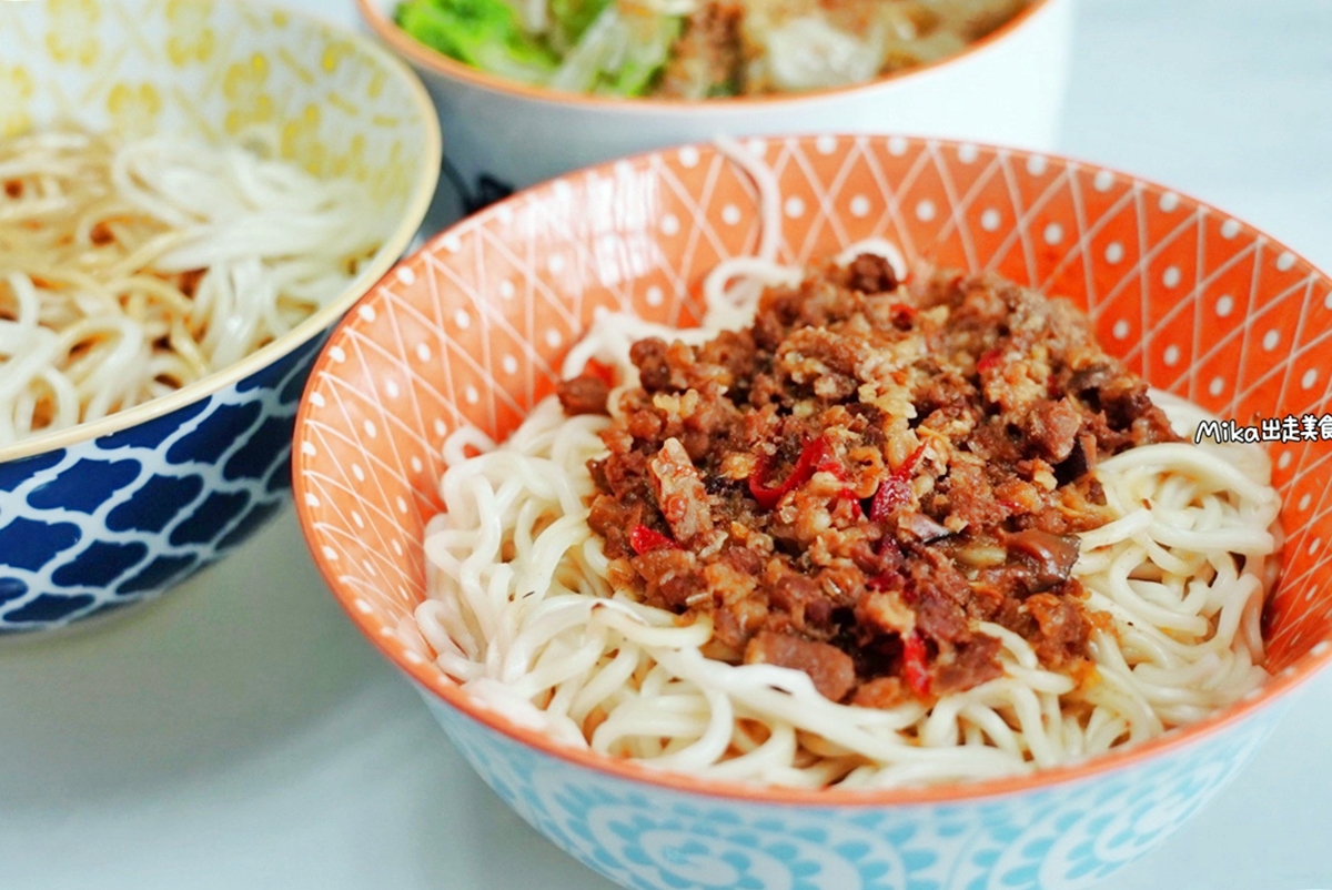 【台中】 小麵館（大甲本舖）｜全台cp值最高的即時乾拌麵、水餃！冷凍生麵條X獨門醬料包  在家也能3分鐘煮出不輸麵攤的拌麵。