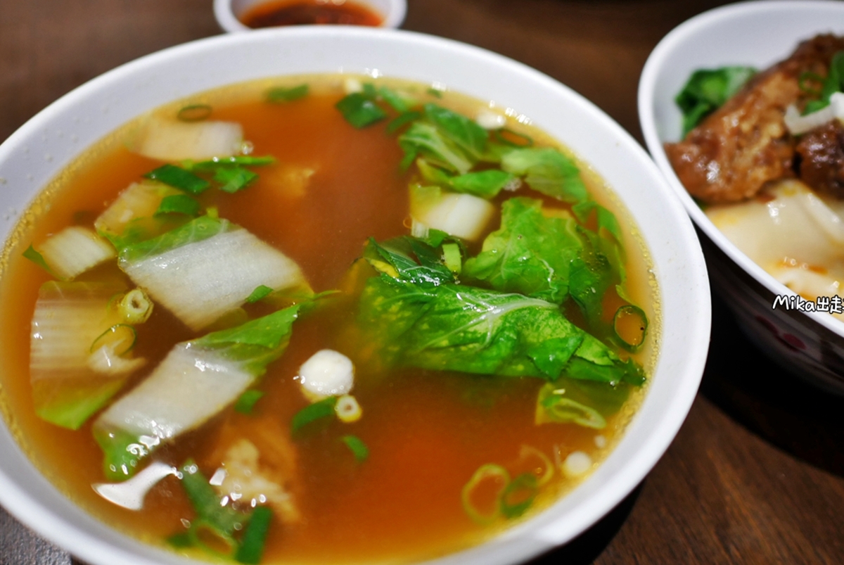 【新竹】 東區 成都老鍋牛肉麵｜湯濃肉大塊，尤其那個牛筋也太大一條，燉煮軟嫩入味還帶Q，滿滿膠質必點，還有寬麵也很推。