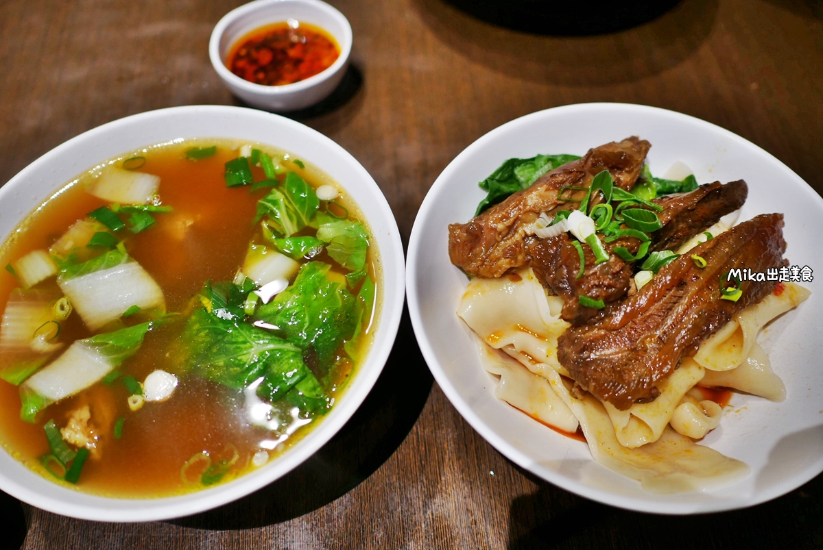 【新竹】 東區 成都老鍋牛肉麵｜湯濃肉大塊，尤其那個牛筋也太大一條，燉煮軟嫩入味還帶Q，滿滿膠質必點，還有寬麵也很推。