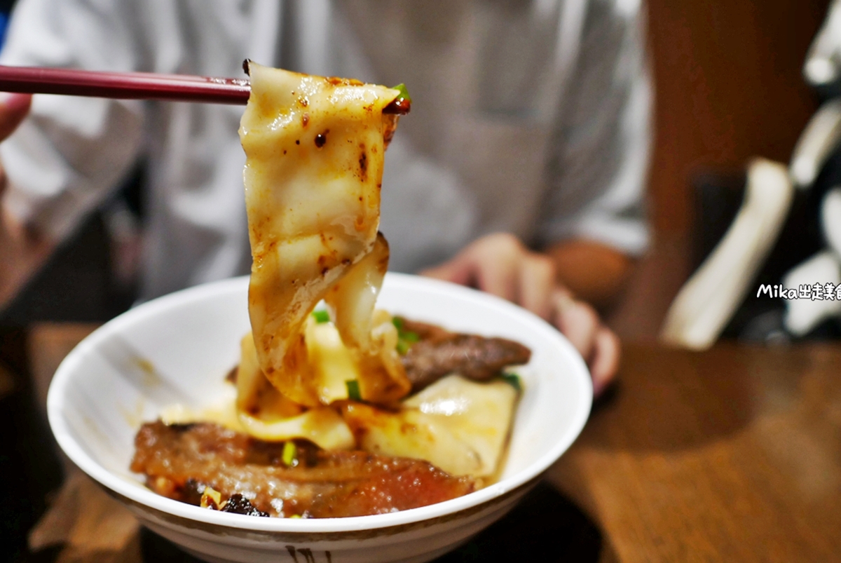 【新竹】 東區 成都老鍋牛肉麵｜湯濃肉大塊，尤其那個牛筋也太大一條，燉煮軟嫩入味還帶Q，滿滿膠質必點，還有寬麵也很推。