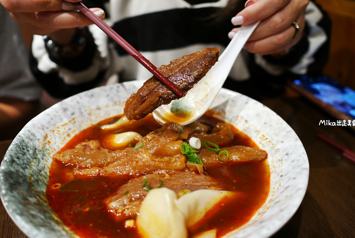 【新竹】 東區 成都老鍋牛肉麵｜湯濃肉大塊，尤其那個牛筋也太大一條，燉煮軟嫩入味還帶Q，滿滿膠質必點，還有寬麵也很推。