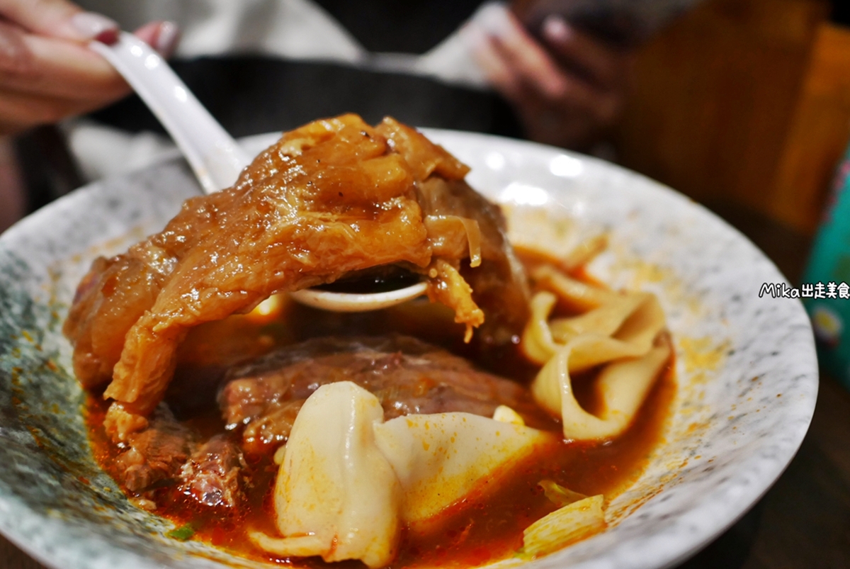 【新竹】 東區 成都老鍋牛肉麵｜湯濃肉大塊，尤其那個牛筋也太大一條，燉煮軟嫩入味還帶Q，滿滿膠質必點，還有寬麵也很推。