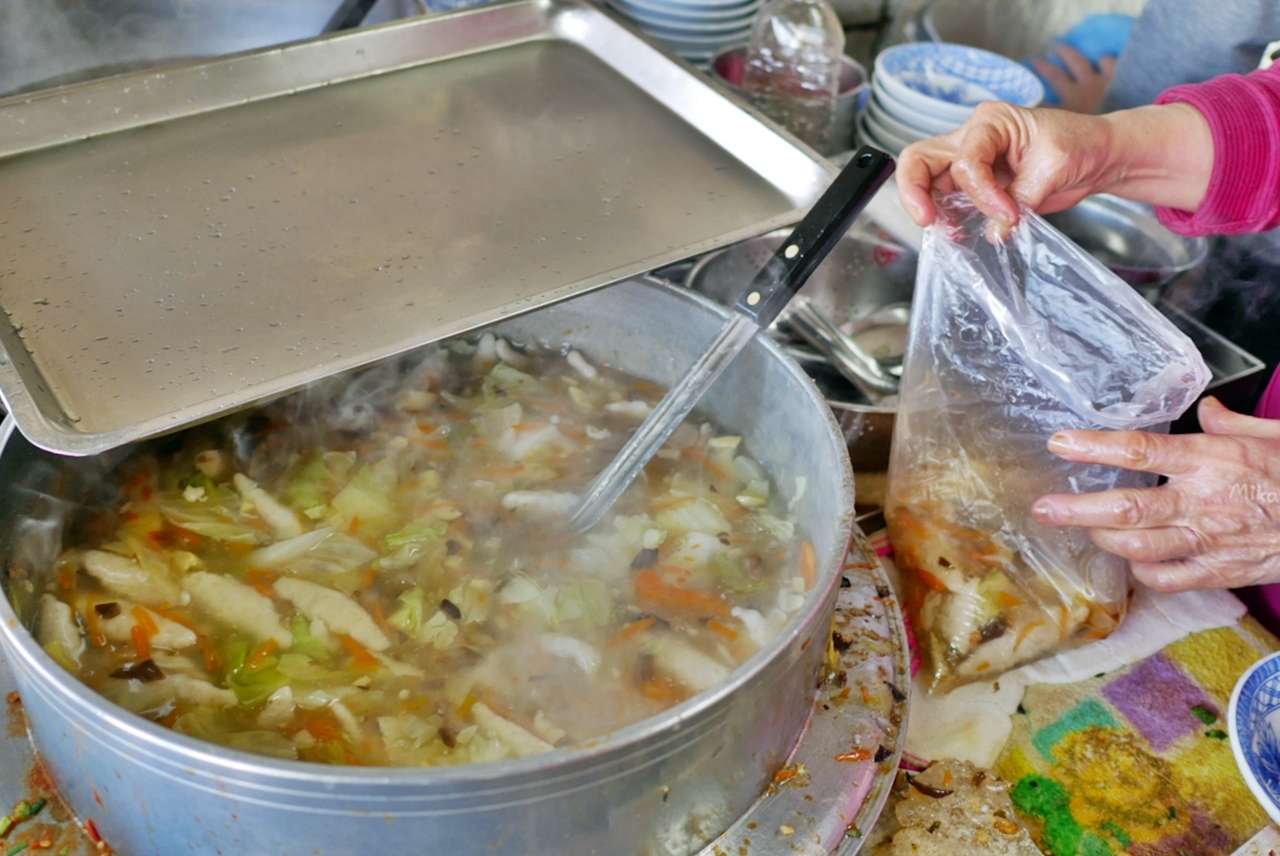 【苗栗】 湯家大肉圓｜傳統客家超巨肉圓  重口味限定 韭菜醬油辣椒醬汁太獨特我吃不懂。