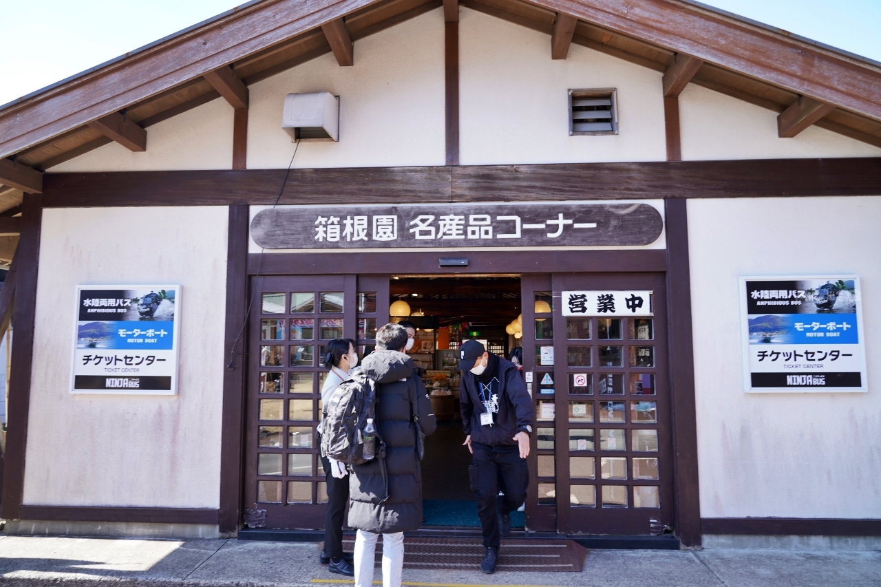 【日本】 神奈川 箱根水陸兩棲忍者巴士＆蘆之湖遊覽船＆海盜船｜遊蘆之湖觀光遊覽船懶人包，推薦以忍者為主題，如水蜘蛛般可在箱根蘆之湖水中行走的觀光巴士！