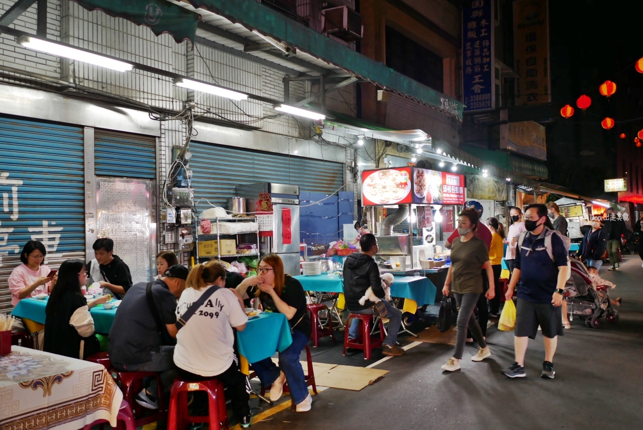 【桃園】觀光夜市 頭頓煎蝦餅｜夜市排隊必吃這一攤  道地越南小吃 煎蝦餅，搭配生菜、魚露一起吃，清爽美味。