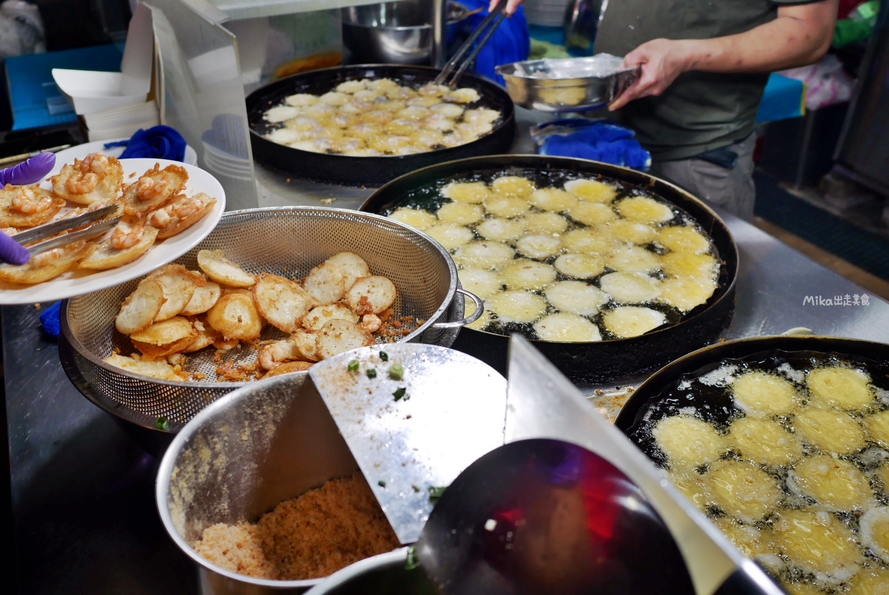 【桃園】觀光夜市 頭頓煎蝦餅｜夜市排隊必吃這一攤  道地越南小吃 煎蝦餅，搭配生菜、魚露一起吃，清爽美味。