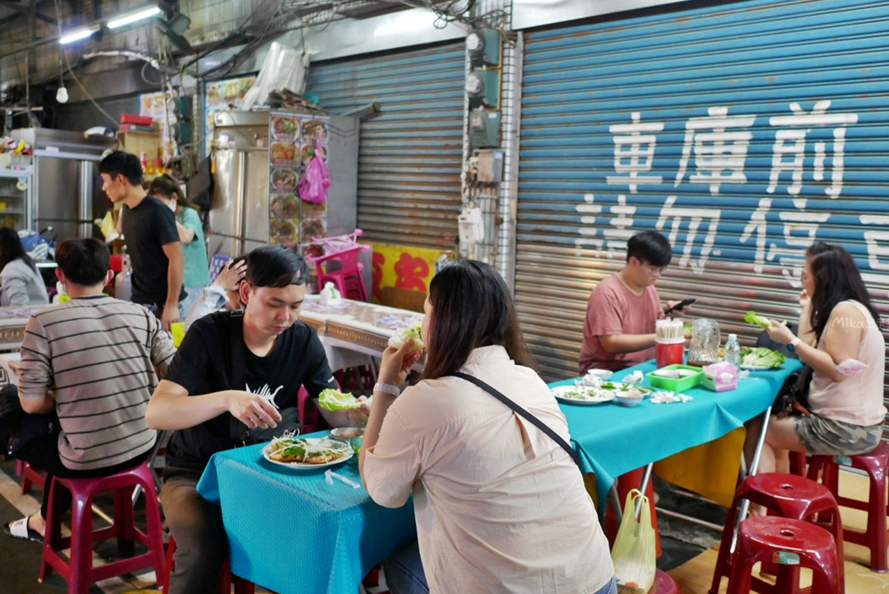 【桃園】觀光夜市 頭頓煎蝦餅｜夜市排隊必吃這一攤  道地越南小吃 煎蝦餅，搭配生菜、魚露一起吃，清爽美味。