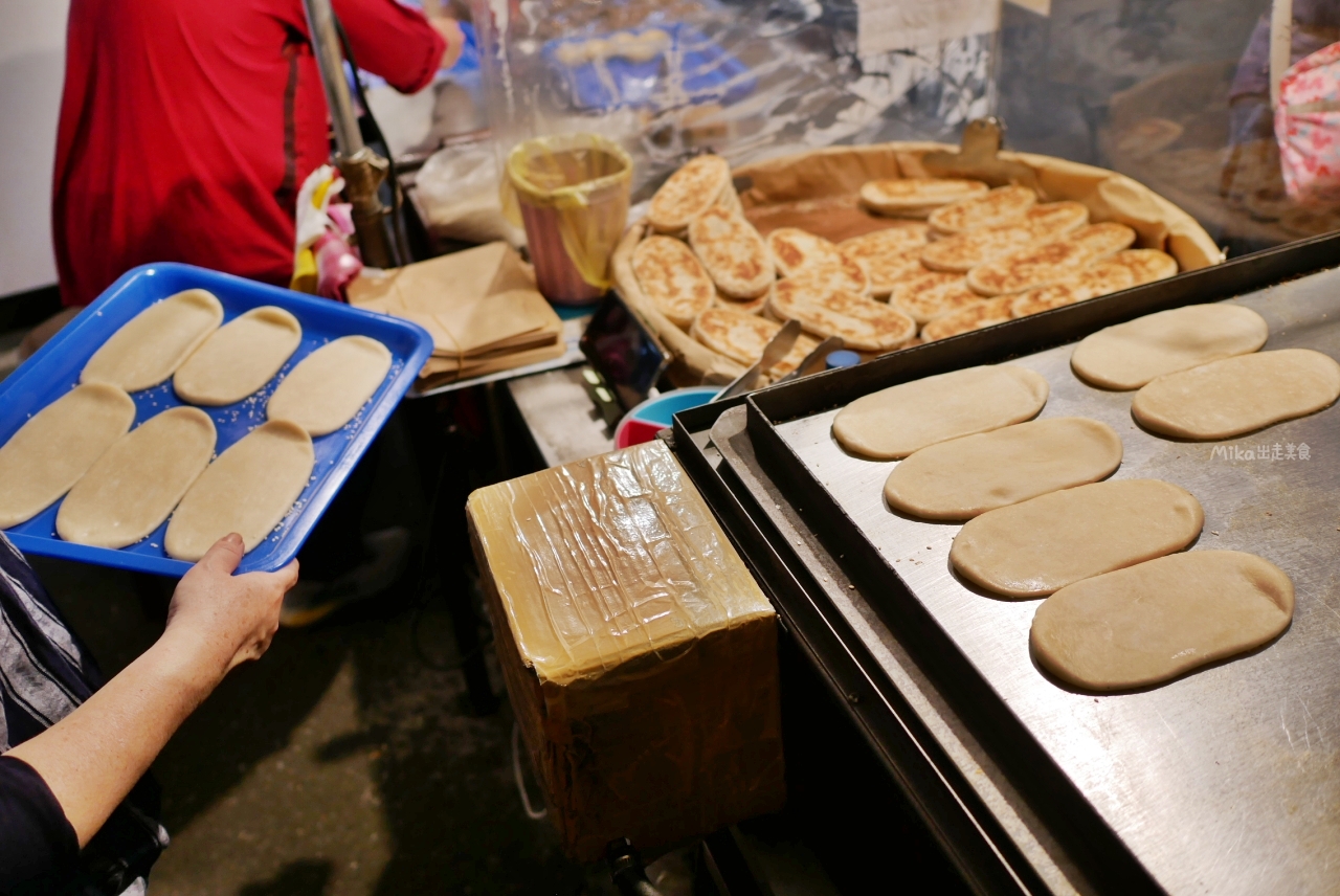 【桃園】 觀光夜市 鹿港厚牛舌餅｜桃園觀光夜市內必買 古早味手工現桿 直接乾煎的厚牛舌餅，剛出爐真的有夠好吃！