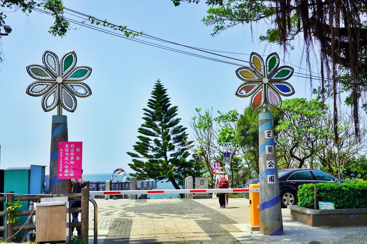 【新北】 三芝 童話咖啡館＆芝蘭公園｜三芝淺水灣海景咖啡廳推薦，除了海景還有整隻軟殼蟹的牛肉漢堡以及各種創意料理。