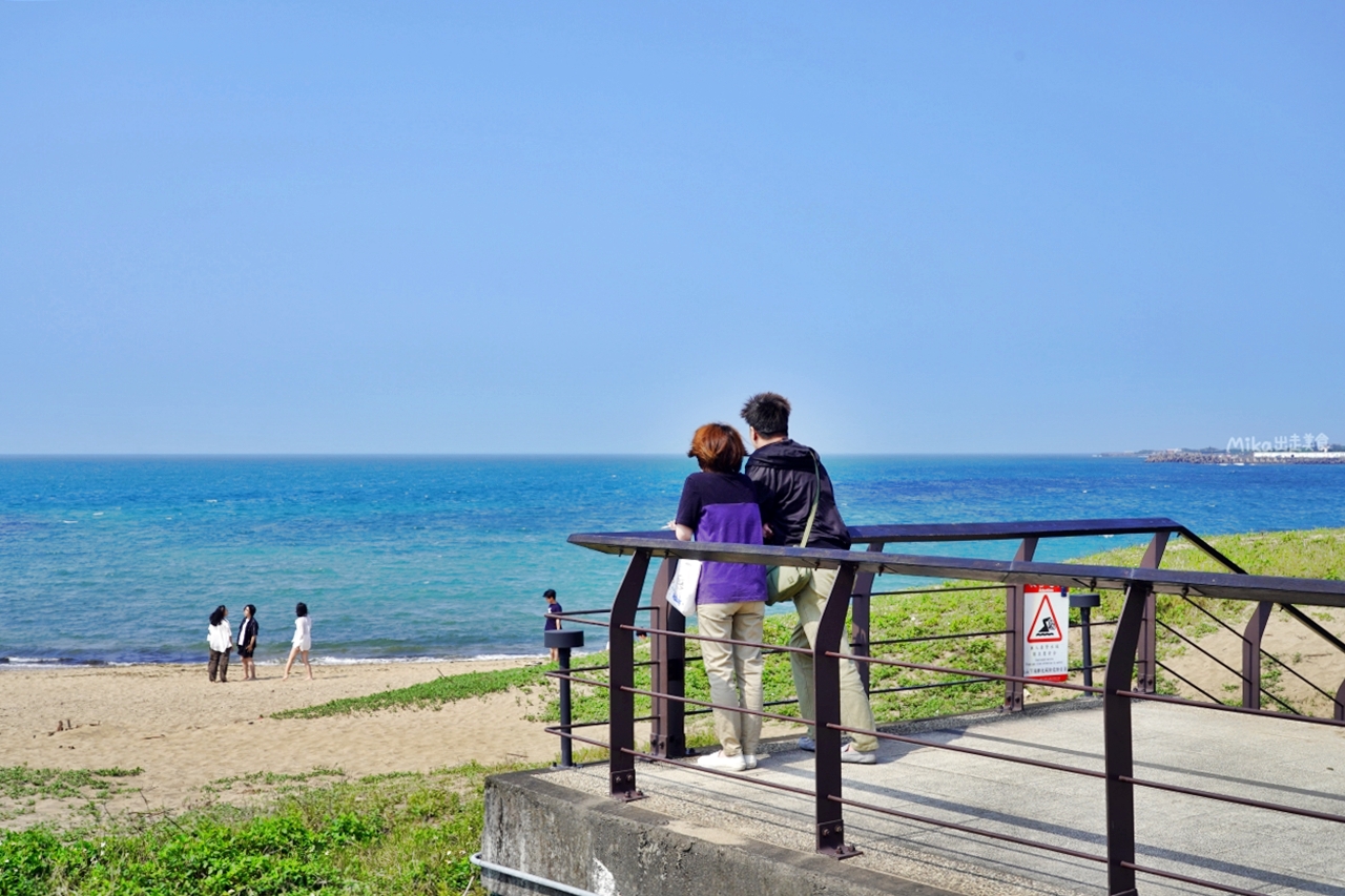 【新北】 三芝 童話咖啡館＆芝蘭公園｜三芝淺水灣海景咖啡廳推薦，除了海景還有整隻軟殼蟹的牛肉漢堡以及各種創意料理。