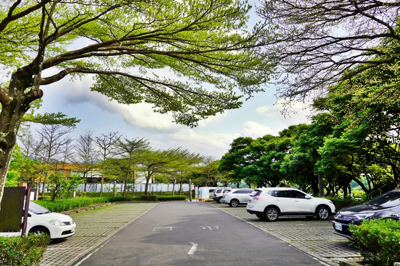 【新北】 三芝 自然藝境咖啡館｜遊客中心內隱藏版的藝文咖啡館，森林公園旁 綠意盎然，提供藥膳養生餐食、在地農特產伴手禮以及手作藝術精品。