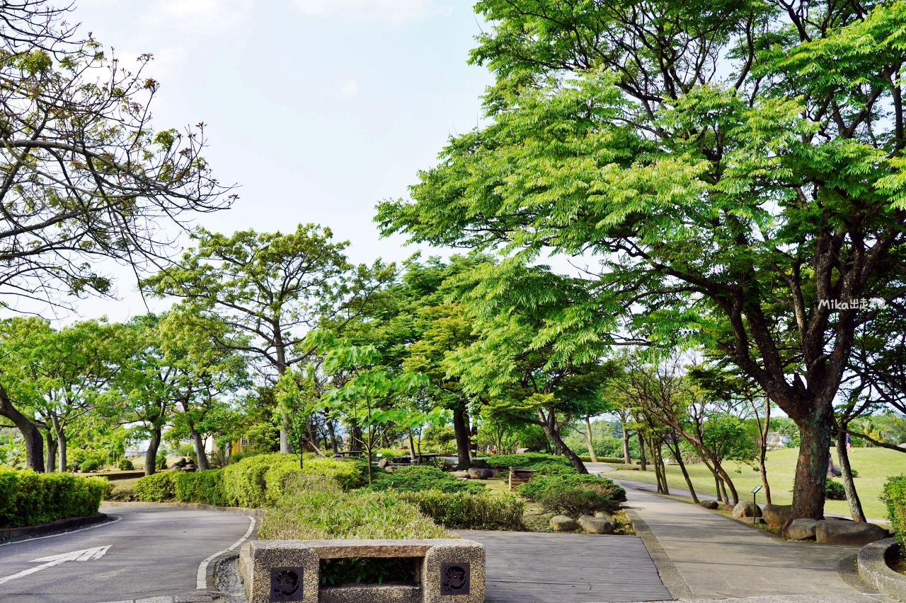 【新北】 三芝 自然藝境咖啡館｜遊客中心內隱藏版的藝文咖啡館，森林公園旁 綠意盎然，提供藥膳養生餐食、在地農特產伴手禮以及手作藝術精品。