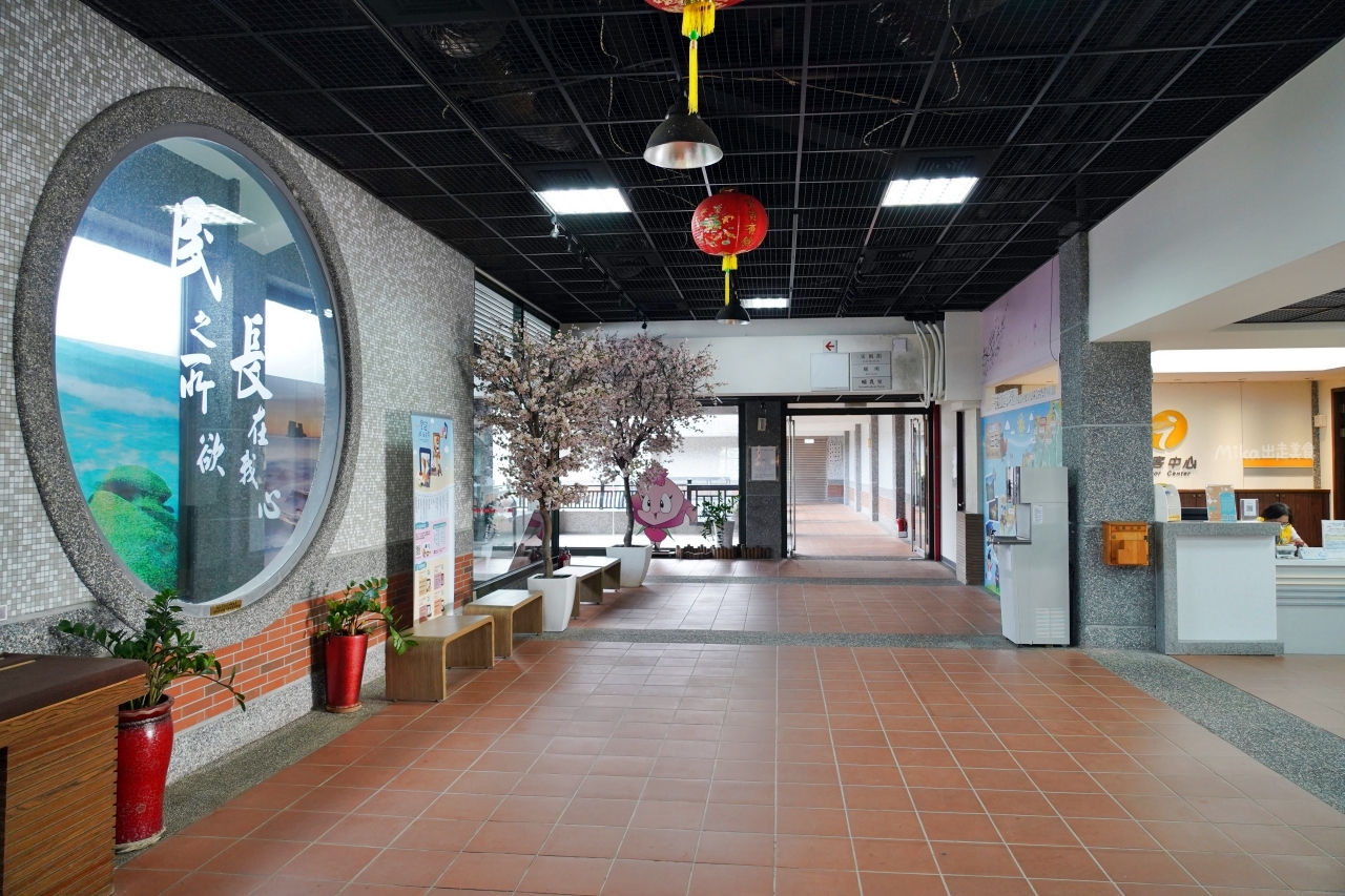 【新北】 三芝 自然藝境咖啡館｜遊客中心內隱藏版的藝文咖啡館，森林公園旁 綠意盎然，提供藥膳養生餐食、在地農特產伴手禮以及手作藝術精品。