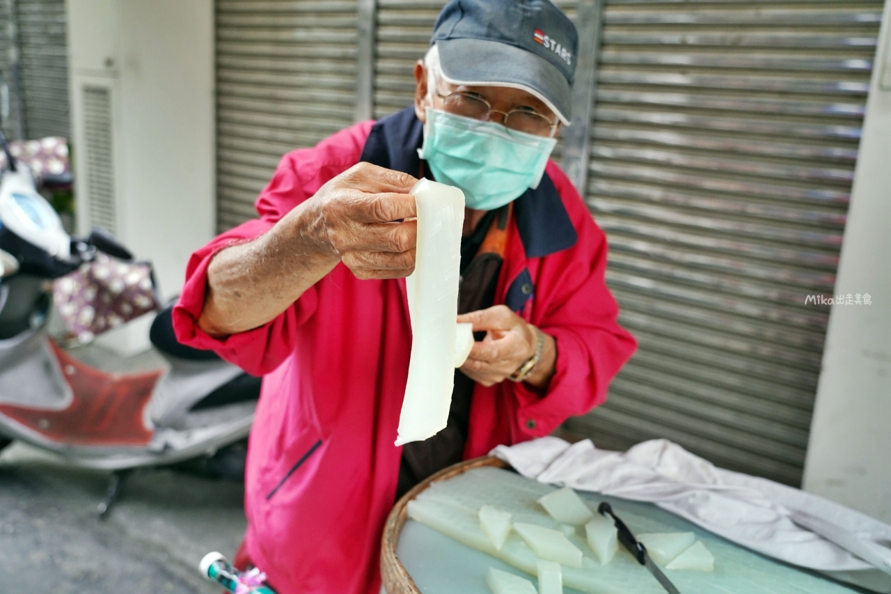 【嘉義】 正老牌傳統綠豆粉粿｜超隱藏版市場美食 80歲老阿北賣了50幾年的傳統古早味甜品，冰涼軟Q純綠豆粉粿。