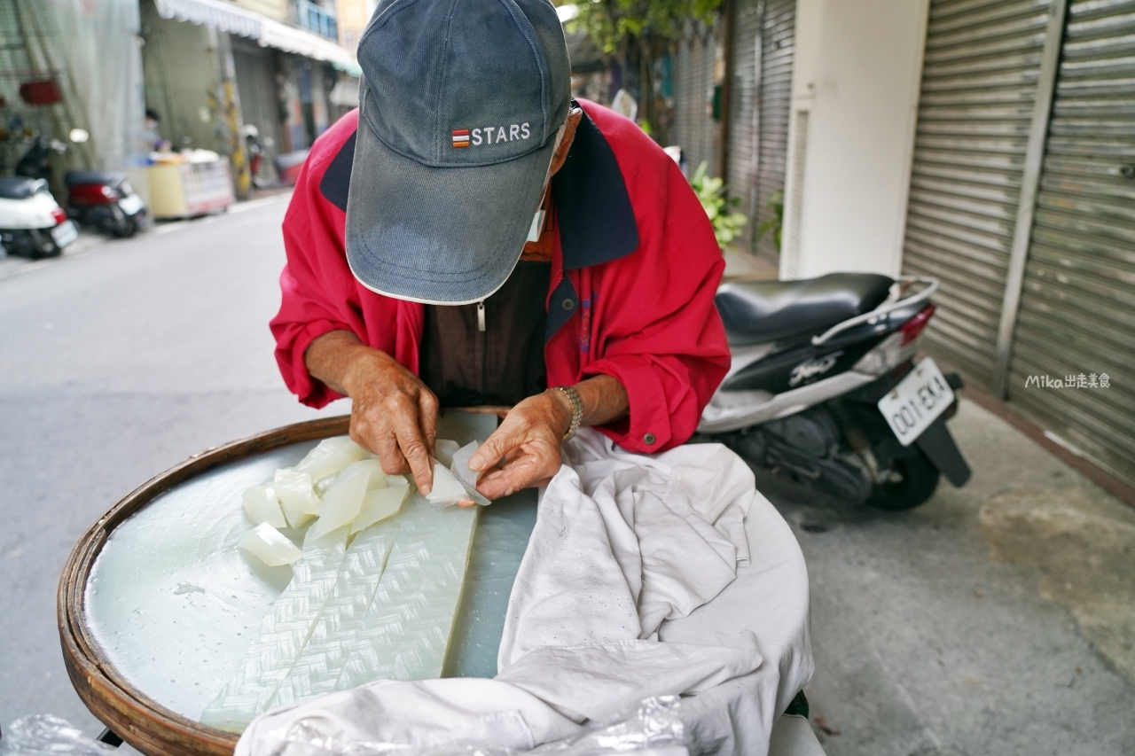 【嘉義】 正老牌傳統綠豆粉粿｜超隱藏版市場美食 80歲老阿北賣了50幾年的傳統古早味甜品，冰涼軟Q純綠豆粉粿。