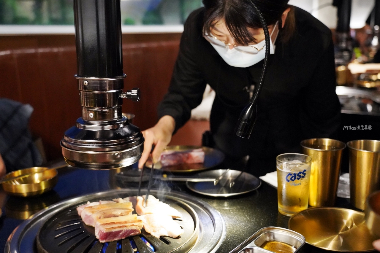 【台中】 燒肉滋滋 ZiZi｜台中燒肉戰場生力軍報到，google評分超高 好評多多的韓式燒肉，服務優質 東西好吃 裝潢更是美美的。