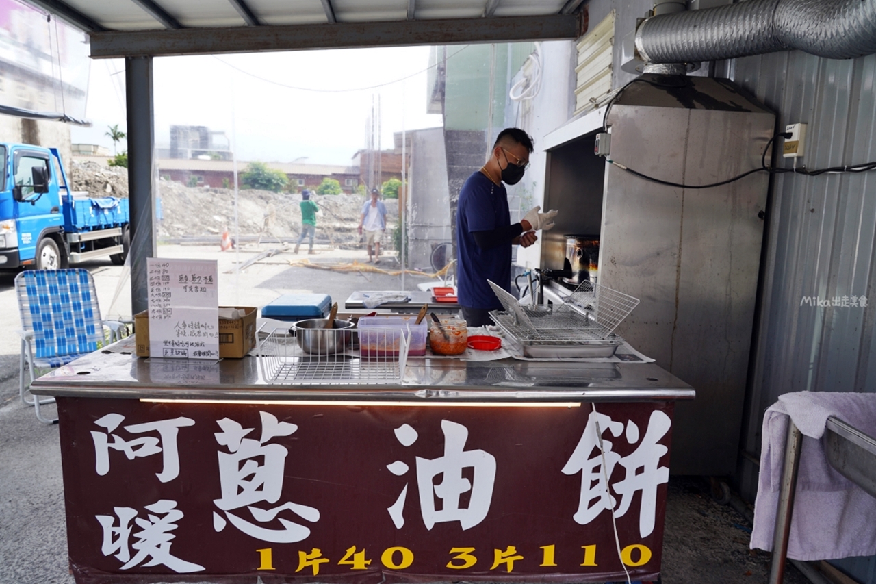 【宜蘭】 阿暖蔥油餅（礁溪店）｜ 正宗玉田香腸旁 手工捏麵 酥脆油炸蔥油餅店，可買玉田香腸包蔥油餅一起吃，雙重享受。