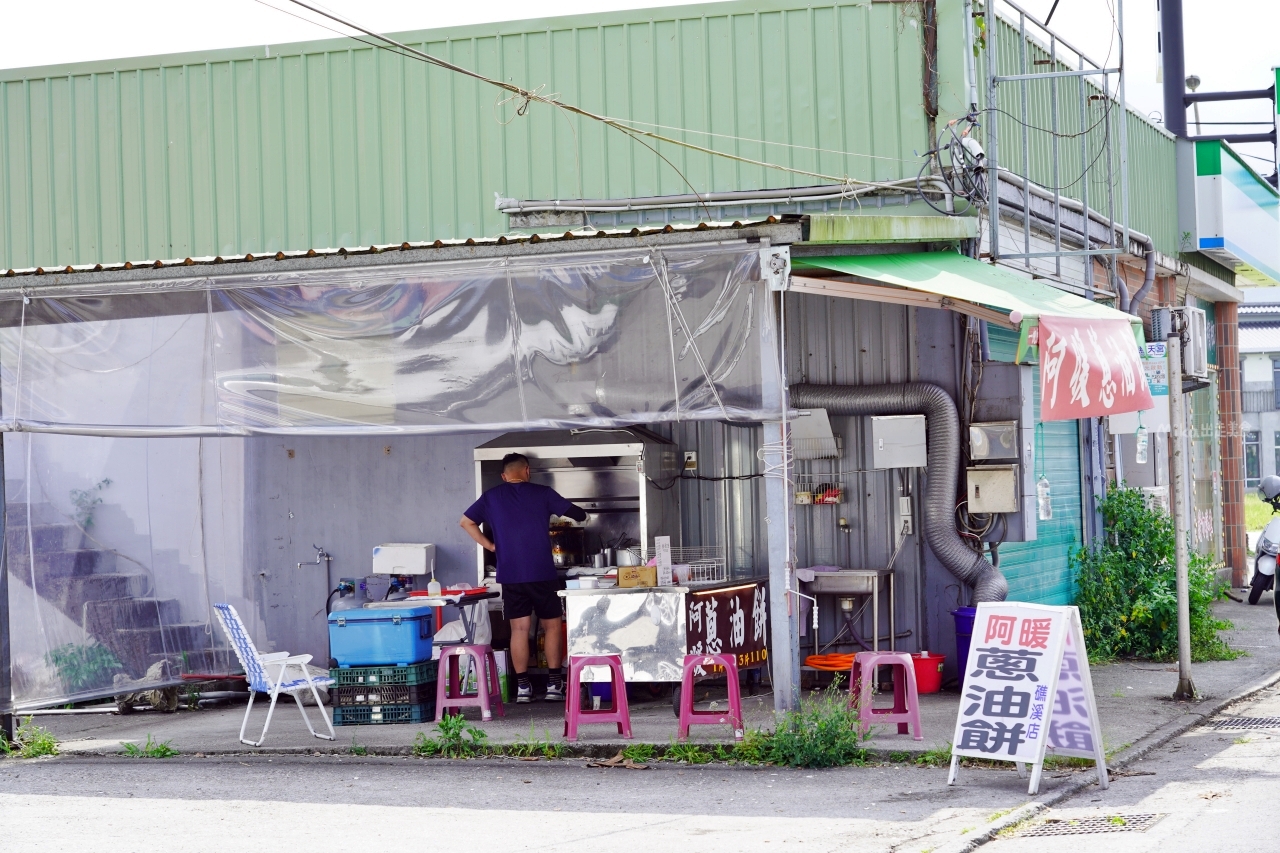 【宜蘭】 阿暖蔥油餅（礁溪店）｜ 正宗玉田香腸旁 手工捏麵 酥脆油炸蔥油餅店，可買玉田香腸包蔥油餅一起吃，雙重享受。