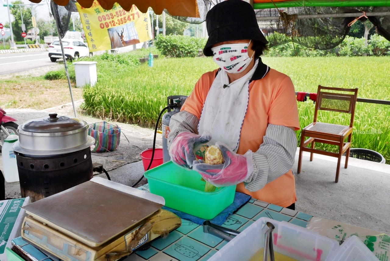 【南投】 草屯 王記大腸包小腸＆水果玉米｜國道六號 草屯交流道下 炭烤酥脆還很蒜的大腸包小腸還有軟糯香甜的水果玉米。