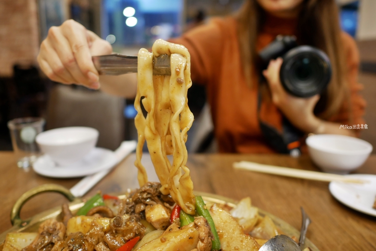 【新北】 板橋 天山饢坑烤肉｜新疆在地料理，饢坑烤肉、架子肉必點，巨無霸肉串 調味狂野 外型粗獷，還有清燉羊肉湯清甘鮮甜很夠味。