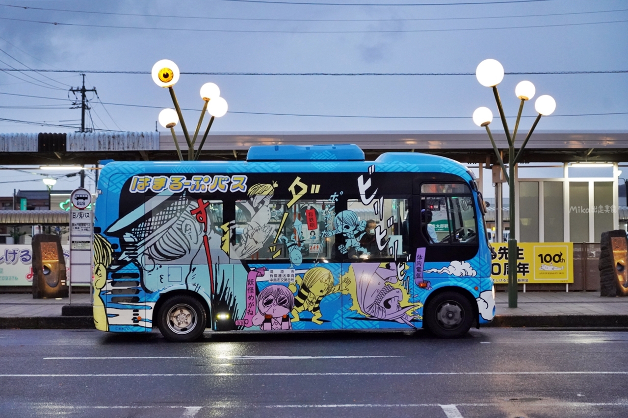 【日本】 鳥取 境港車站 (境港駅)｜越夜越好玩，走到妖怪車站的世界，搭乘超可愛妖怪列車，一起出發打怪去。