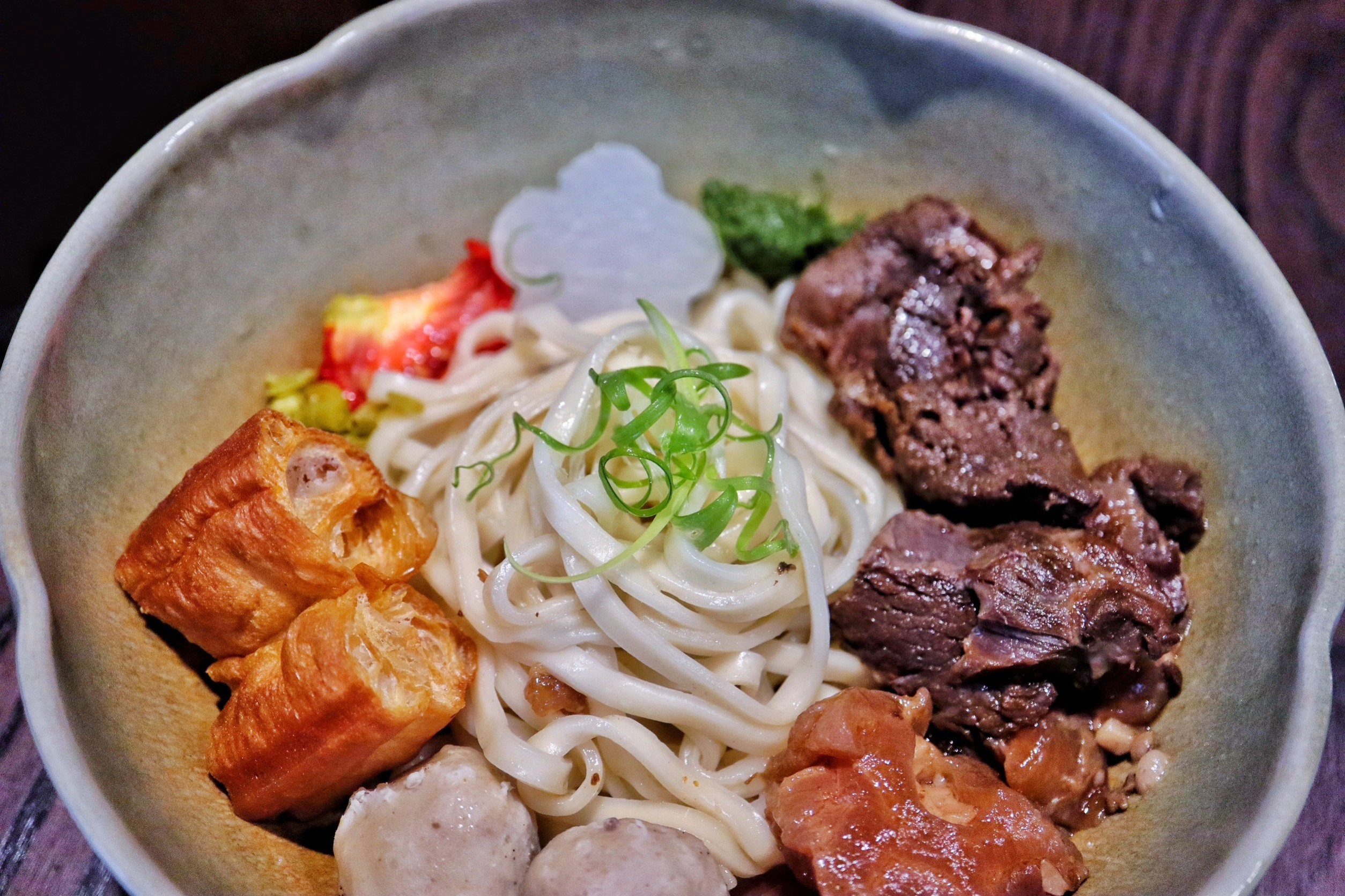 【台中】 西區 三生有幸｜ 老饕都這樣吃 牛肉麵搭配威士忌！？油封鴨腿也是必點極品。