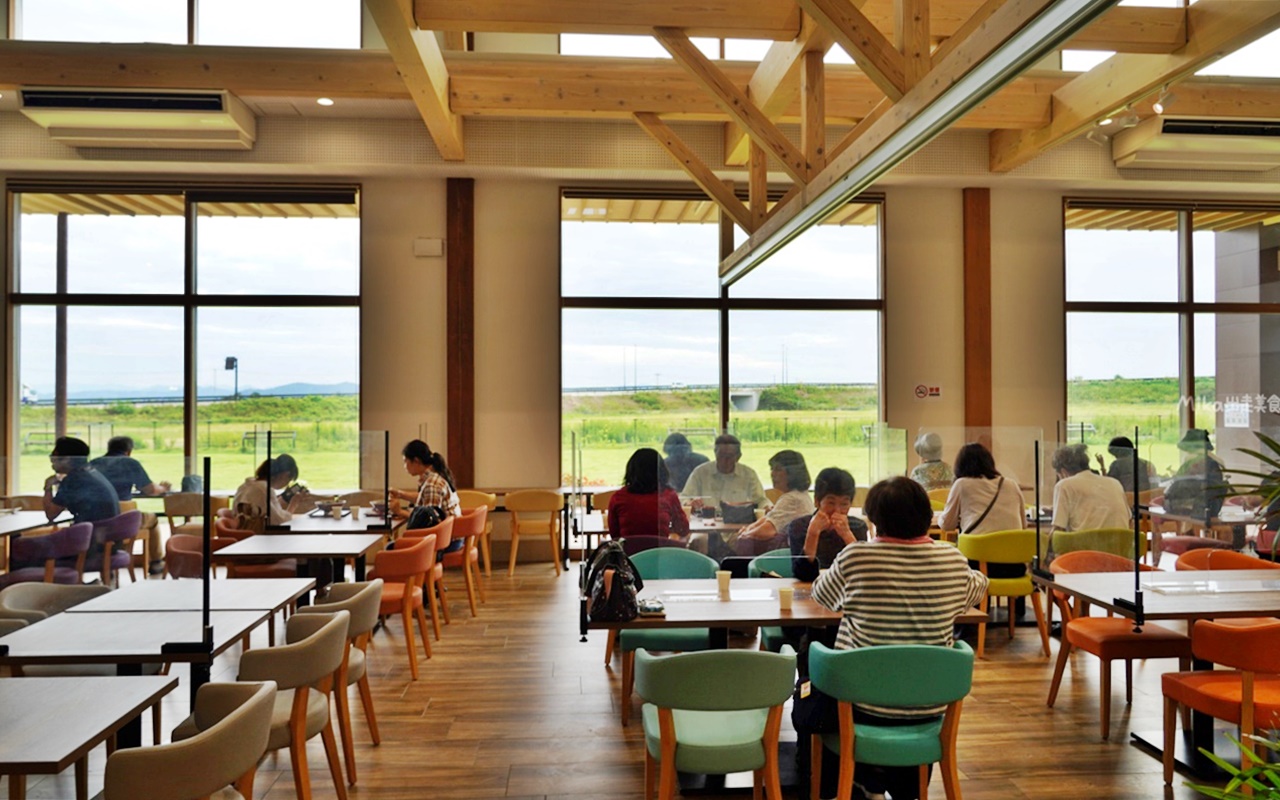 【日本】 福島市 道の駅 ふくしま｜購物土特產、水果、美食街的公路休息站，還有吉利蛋與莫魯貝的超萌人孔蓋。