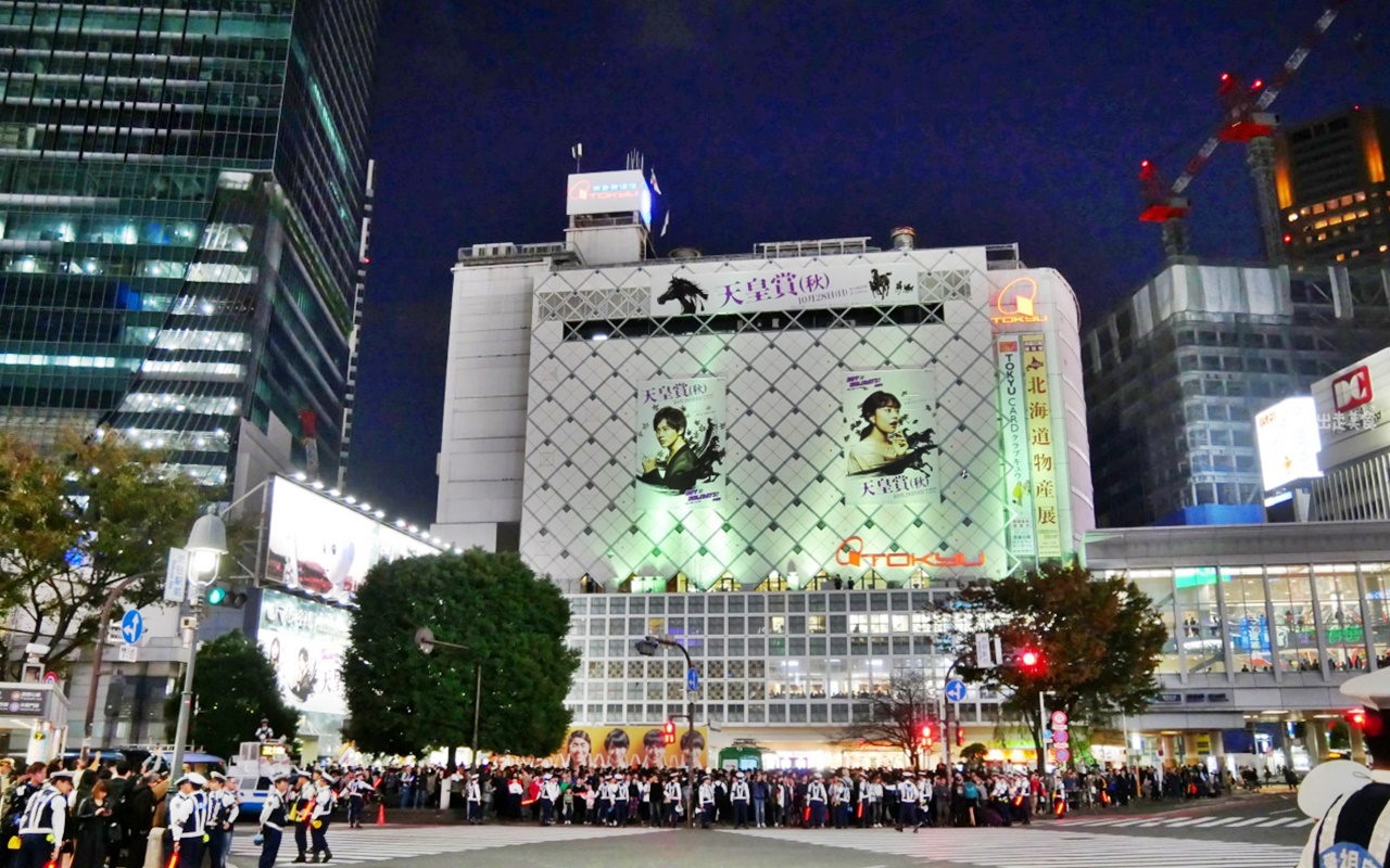 【日本】 東京澀谷 ｜ 東京最盛大 一年一度盛大扮裝 群魔亂舞 萬聖節派對，推薦俯瞰澀谷站前十字路口的置高拍攝點。