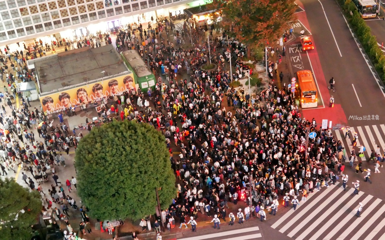 【日本】 東京澀谷 ｜ 東京最盛大 一年一度盛大扮裝 群魔亂舞 萬聖節派對，推薦俯瞰澀谷站前十字路口的置高拍攝點。