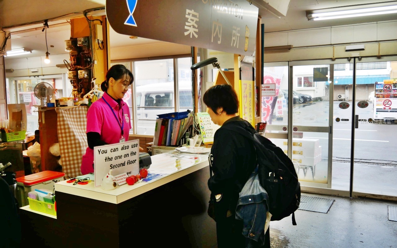 【日本】 東北 青森魚菜中心（古川市場）｜自己的海鮮蓋飯自己選，整個水產批發魚市場內的商店都是你的自助buffet，獨一無二的特製海鮮丼。