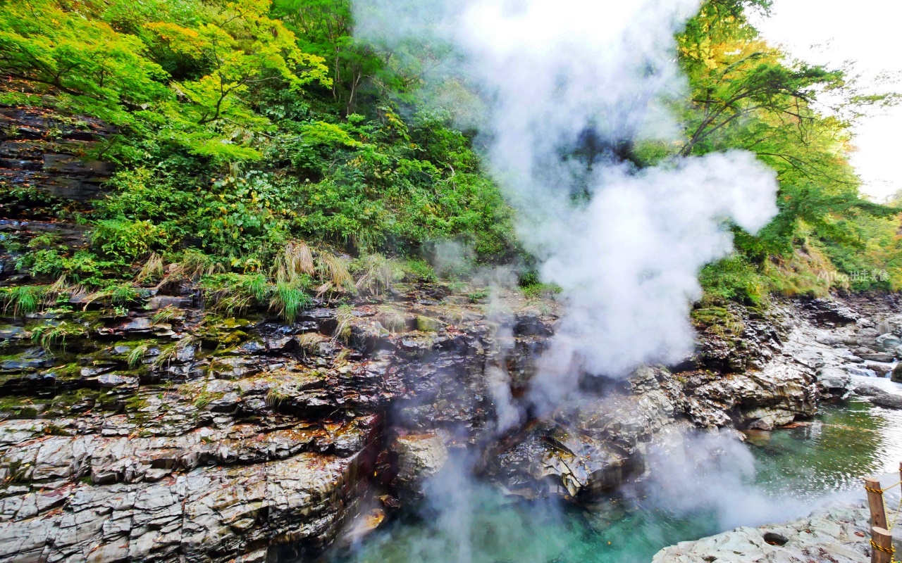 【日本】 東北秋田 小安峽大噴湯｜隱藏版景點 深V峽谷楓紅 還有舉世罕見的超大溫泉蒸氣噴湯，又稱“地獄釜”。