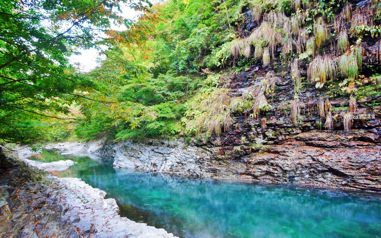 【日本】 東北秋田 小安峽大噴湯｜隱藏版景點 深V峽谷楓紅 還有舉世罕見的超大溫泉蒸氣噴湯，又稱“地獄釜”。