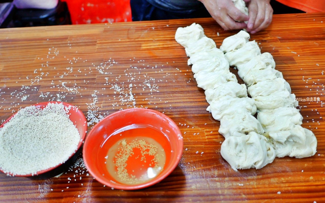 【桃園】 阿華師豆漿店｜超人氣排隊早餐老店，在地人都這樣點 炭烤燒餅必吃，蛋餅包油條＋鹹豆漿是絕配！