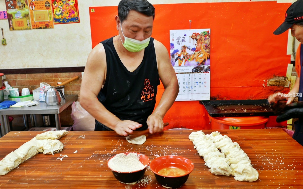 【桃園】 阿華師豆漿店｜超人氣排隊早餐老店，在地人都這樣點 炭烤燒餅必吃，蛋餅包油條＋鹹豆漿是絕配！