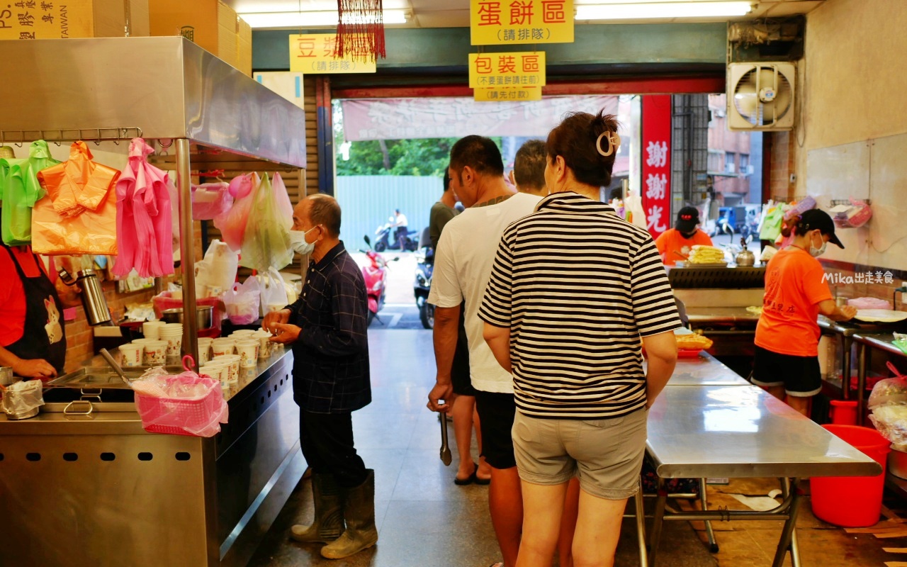 【桃園】 阿華師豆漿店｜超人氣排隊早餐老店，在地人都這樣點 炭烤燒餅必吃，蛋餅包油條＋鹹豆漿是絕配！